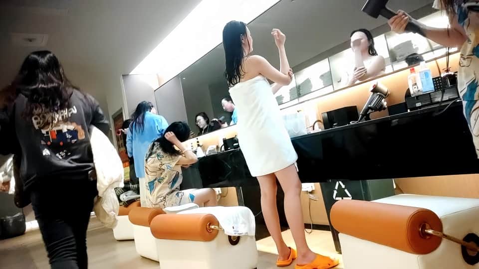 温泉酒店女宾换衣室内部真实偷拍，两位年轻小姐姐身材性感大长腿，阴毛好诱人
