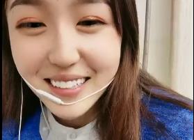 身高176小学妹课上让闺蜜掩护偷偷漏咪咪，回宿舍脱光光